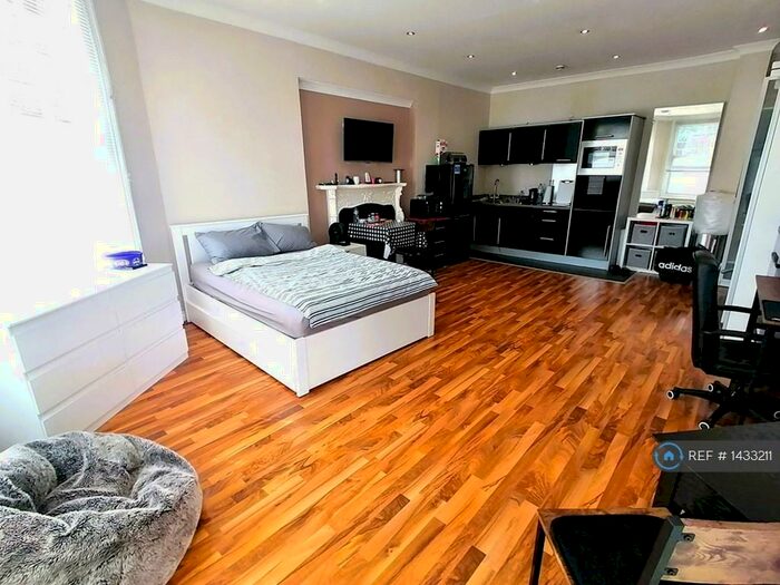 Studio To Rent In Queens Avenue, London, N10