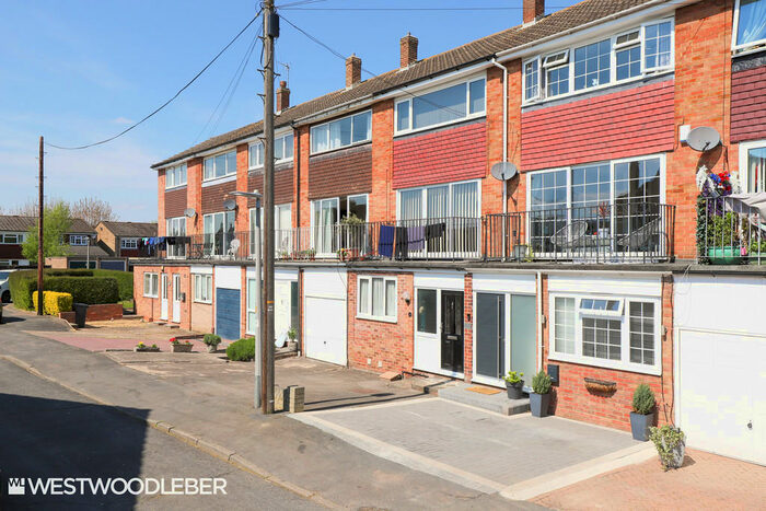 4 Bedroom Town House To Rent In Stoneleigh Drive, Hoddesdon, EN11