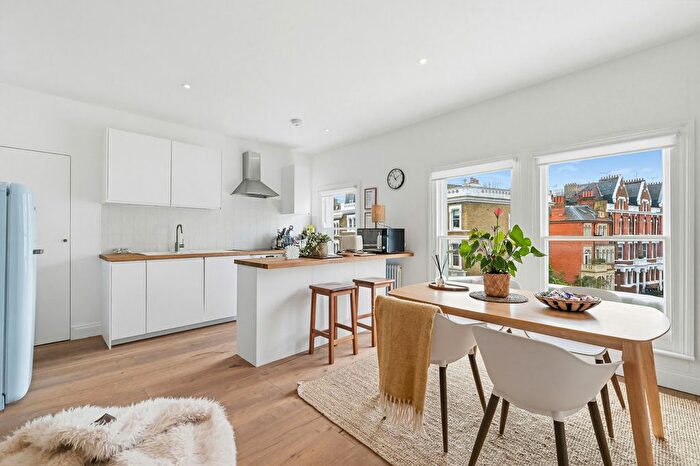 2 Bedroom Flat To Rent In Sinclair Gardens, W14