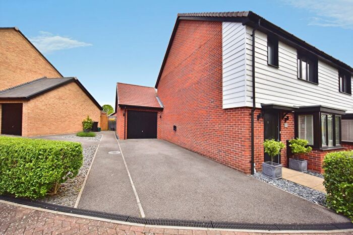 3 Bedroom Semi Detached House For Sale In Hirschield Drive, Leybourne, West Malling, ME19