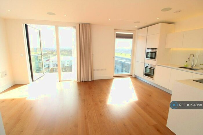 2 Bedroom Flat To Rent In Wallace Court, Greenwich, London, SE3