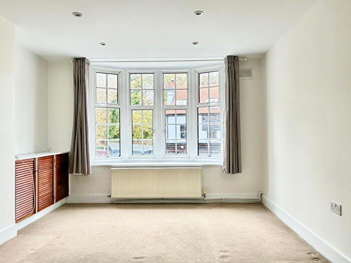 2 Bedroom Flat To Rent In South Street, Epsom, KT18