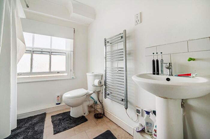 2 Bedroom Flat For Sale In Newbury, Berkshire, RG14