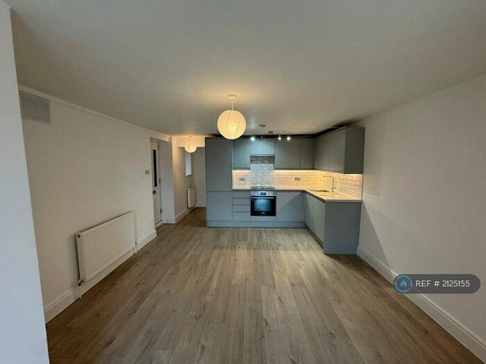 2 Bedroom Flat To Rent In Laburnham Road, Maidenhead, SL6