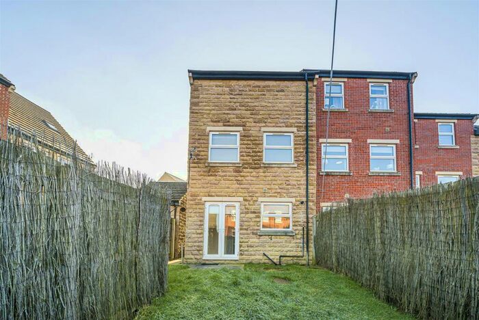 3 Bedroom Town House To Rent In Windhill Rise, Barnsley, S75