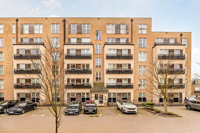 2 Bedroom Flat To Rent In Lanadron Close, Isleworth, TW7
