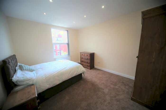 3 Bedroom Flat To Rent In Beechwood Walk, Burley, Leeds, LS4