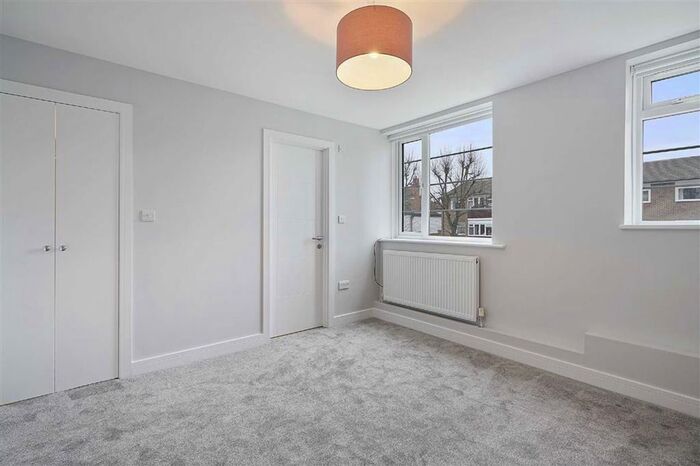 2 Bedroom Flat To Rent In Embassy Court, Surbiton KT6