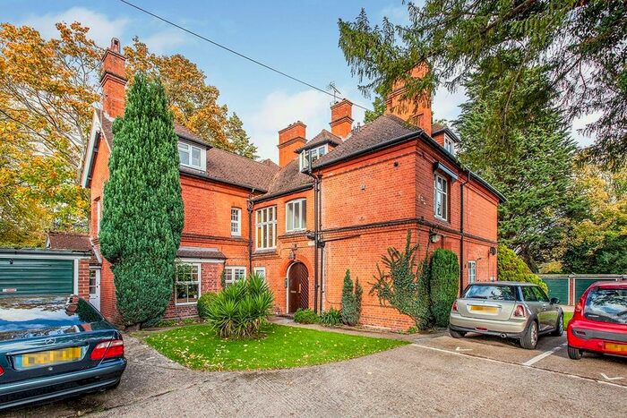 2 Bedroom Flat To Rent In Middle Hill, Egham, Surrey TW20