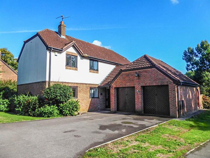4 Bedroom Detached House To Rent In Court House Gardens, Cam, GL11