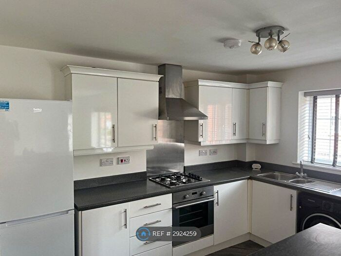 2 Bedroom Flat To Rent In Audenshaw, Manchester, M34