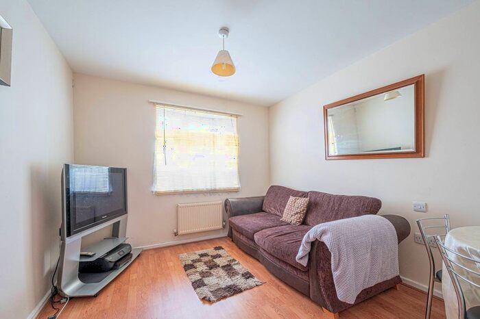 2 Bedroom Flat To Rent In Newhall House, Mill Hill East, London, NW7