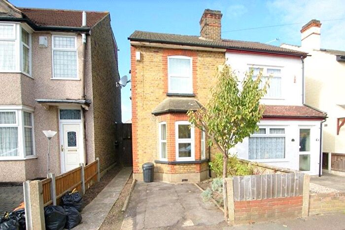 1 Bedroom Maisonette To Rent In Salisbury Road, Gidea Park, Romford, RM2