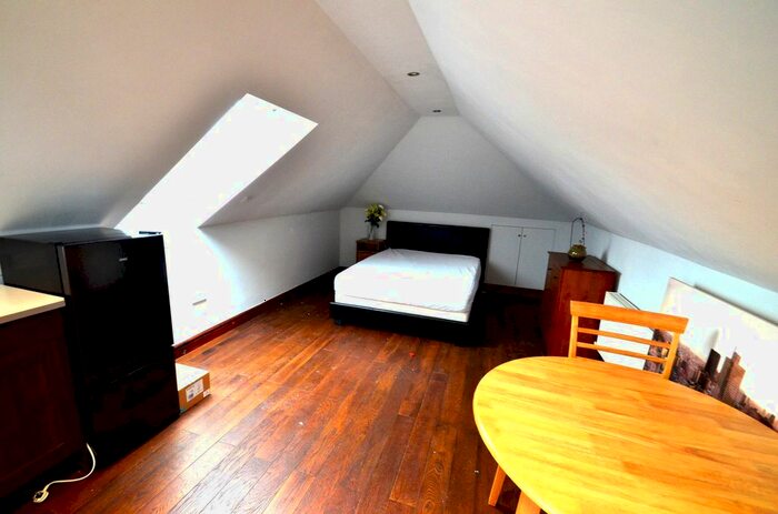 Studio To Rent In Thorpe Road, Staines-Upon-Thames, TW18