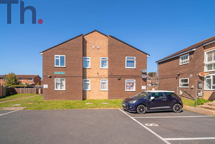 2 Bedroom Flat For Sale In Apse Heath, Isle Of Wight, PO36
