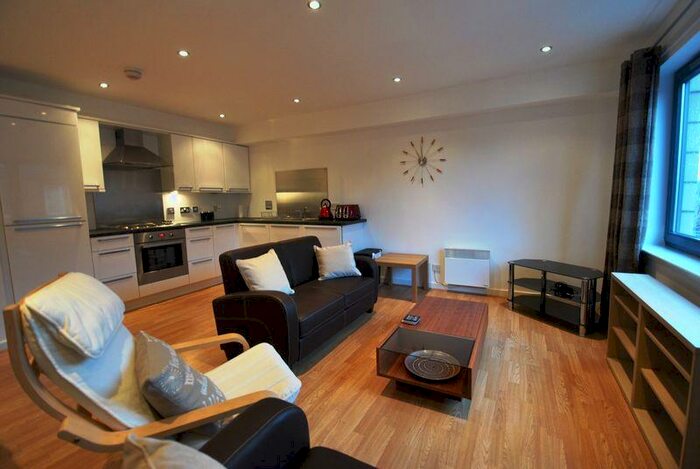 2 Bedroom Flat To Rent In White Cart Court, Shawlands, Glasgow, Lanarkshire, G43