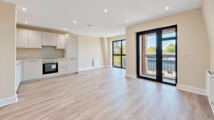 2 Bedroom Apartment For Sale In Turners Hill, Cheshunt, EN8