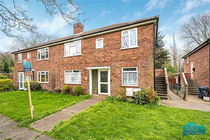 2 Bedroom Maisonette For Sale In Coniston Close, London, N20