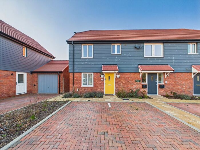 1 Bedroom Maisonette For Sale In Swallowtail Road, Chinnor, Oxfordshire, OX39
