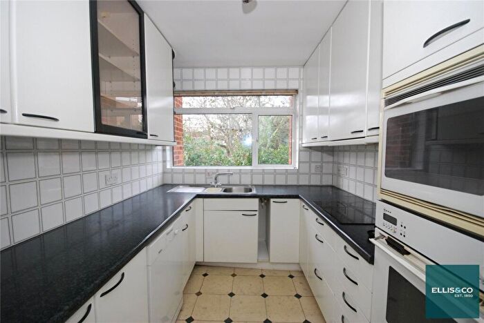 2 Bedroom Apartment For Sale In James Close, Woodlands, NW11