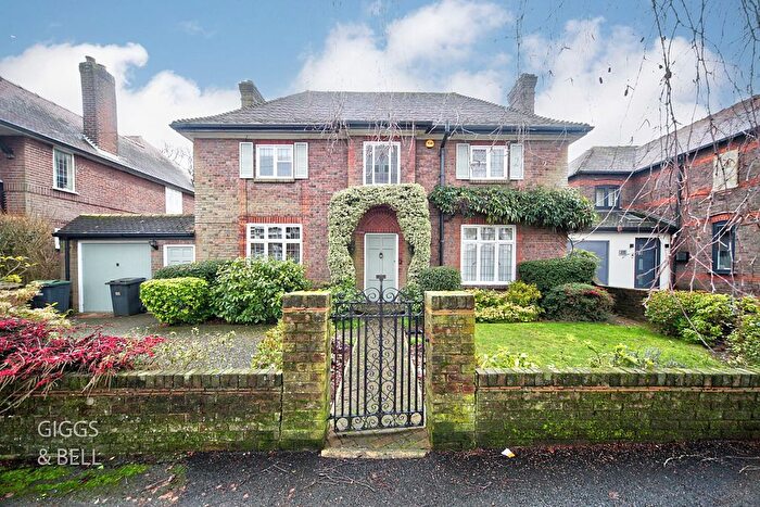 3 Bedroom Detached House For Sale In Whitehill Avenue, Luton, Bedfordshire, LU1