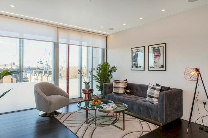 3 Bedroom Flat To Rent In Buckingham Palace Road, London, SW1W