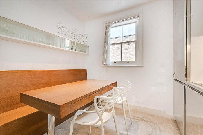 2 Bedroom Flat To Rent In Beauchamp Place, London, SW3