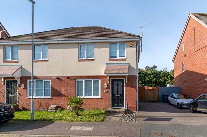 3 Bedroom Semi Detached House For Sale In Verde Close, Luton, Bedfordshire, LU2