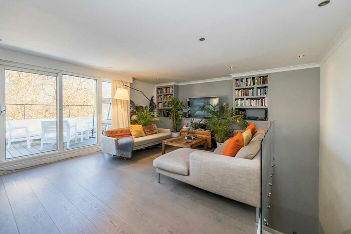 3 Bedroom Flat To Rent In St George`S Square, Pimlico, SW1V