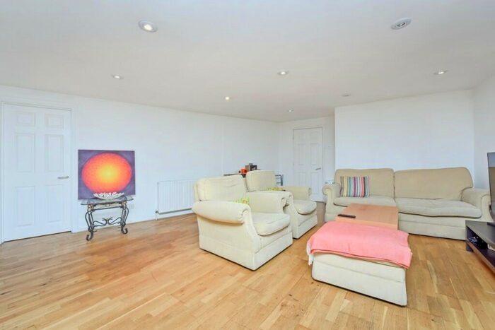 2 Bedroom Flat To Rent In Belmont Hill, London, SE13