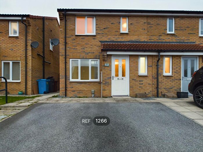 3 Bedroom Semi-Detached House To Rent In Chartwell Gardens, Kingswood, HU7