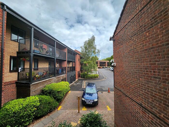 2 Bedroom Flat For Sale In Grove Road, Nottingham, Nottinghamshire, NG7