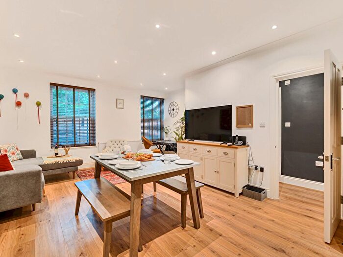 2 Bedroom Flat For Sale In Courtview House, East Molesey, KT8