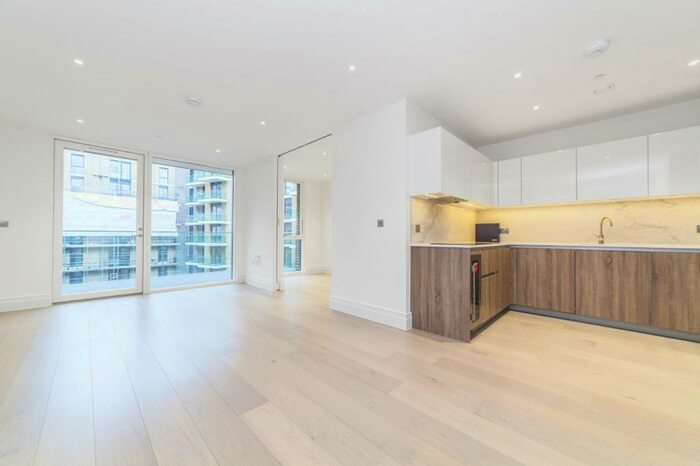 3 Bedroom Apartment To Rent In Queenshurst Square, Kingston Upon Thames, KT2