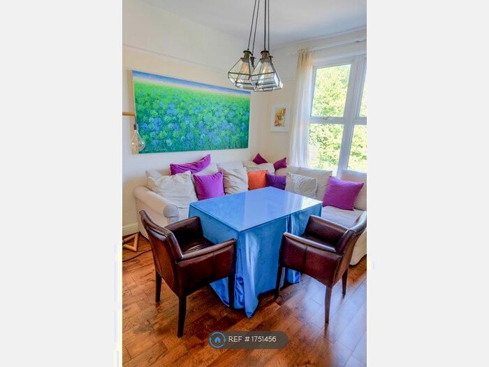 3 Bedroom Flat To Rent In Brocco Bank, Sheffield, S11