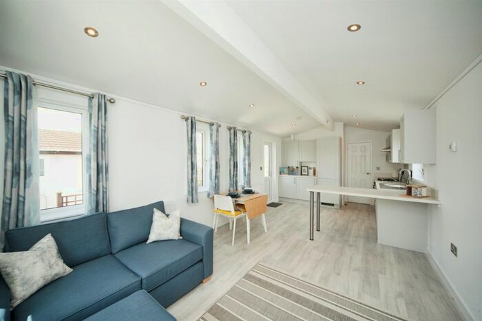 2 Bedroom Mobile/park Home For Sale In Ivy House Park, Henlade, Taunton, TA3