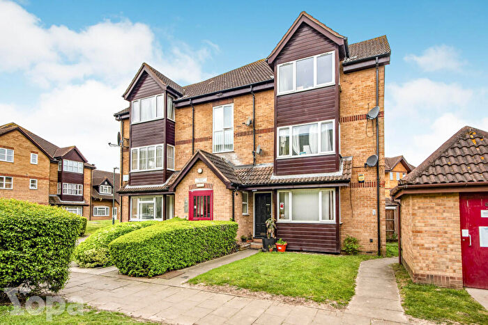 Maisonette For Sale In Frobisher Road, Erith, DA8