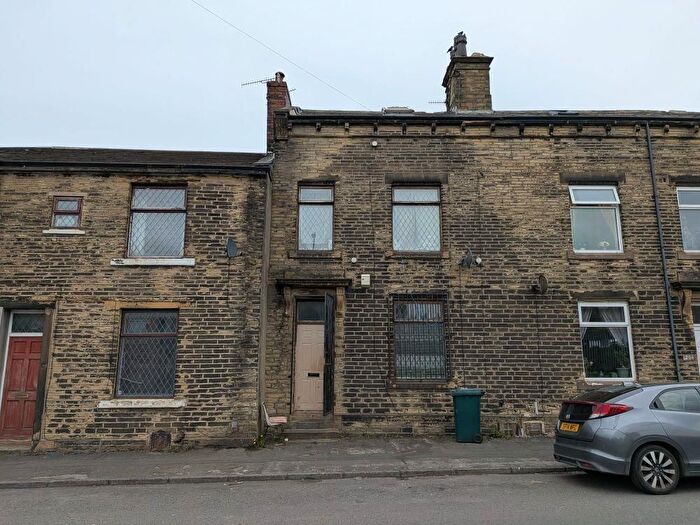 3 Bedroom Terraced House For Sale In Southfield Lane, Bradford, BD7