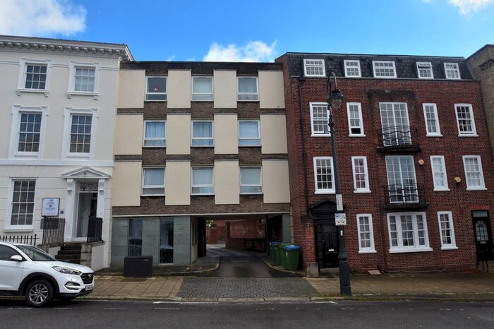 2 Bedroom Flat To Rent In High Street, Fareham, Hampshire, PO16