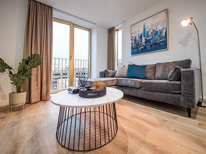 2 Bedroom Apartment To Rent In Flat :: The Quarters, M1