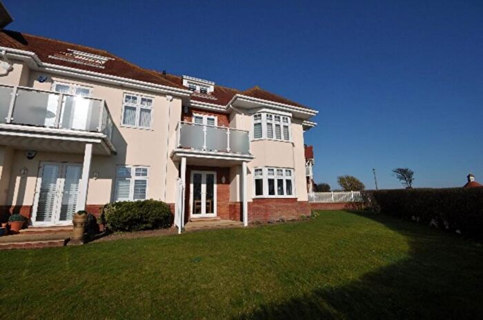 3 Bedroom Flat For Sale In Third Avenue, Frinton On Sea, CO13