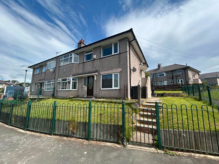 3 Bedroom Flat To Rent In Hillcrest Road, Queensbury, Bradford, BD13