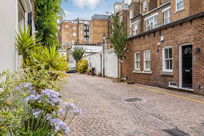 1 Bedroom Mews For Sale In Queen's Gate Mews, South Kensington, London, SW7