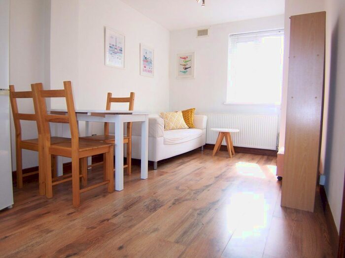 2 Bedroom Flat To Rent In Delamere Road, London, SW20