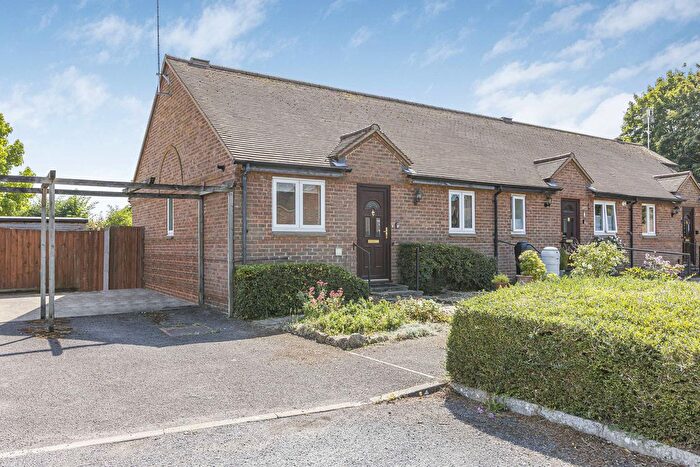 2 Bedroom Bungalow For Sale In Manor Court, Abingdon, OX14