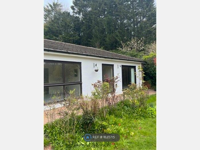 3 Bedroom Bungalow To Rent In Walderslade Road, Chatham Kent, ME5
