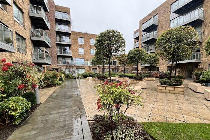 2 Bedroom Apartment To Rent In Compass Court, Smithfield Square, Hornsey, N8