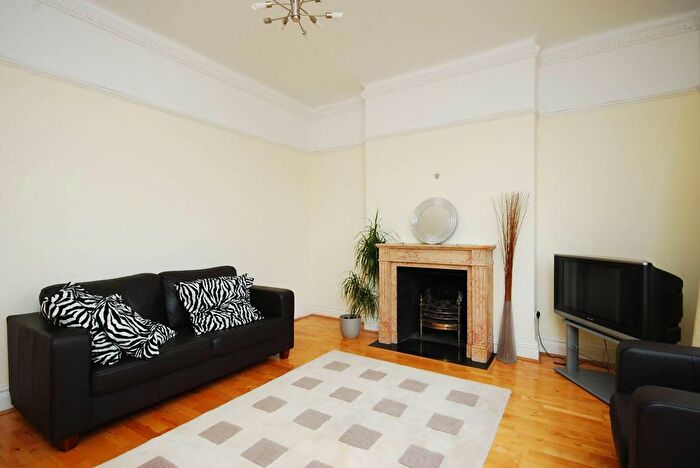 2 Bedroom Flat To Rent In Ranelagh Gardens, Stamford Brook, London, W6
