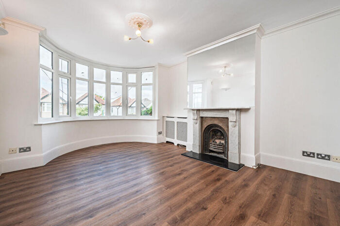 5 Bedroom Flat To Rent In Southfields, Hendon, London, NW4
