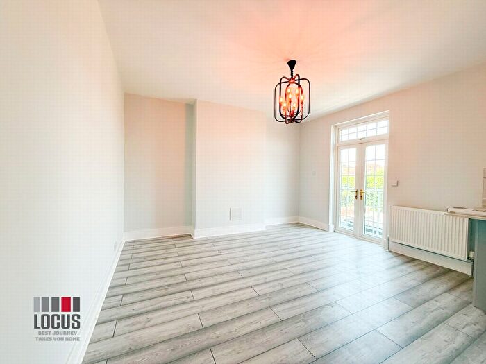 2 Bedroom Flat To Rent In Park Avenue, London, N13